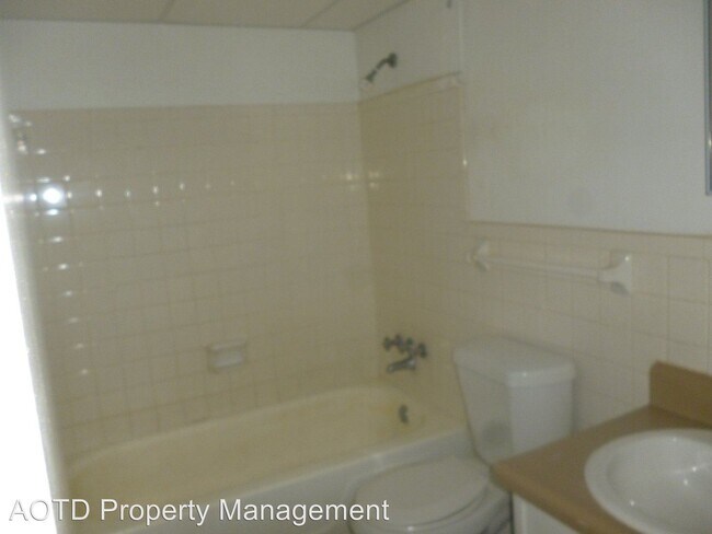 Building Photo - 457 White Dr