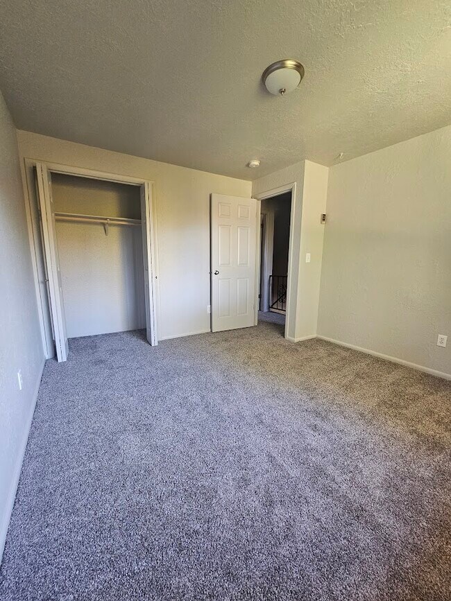 Foto del edificio - 5891 N Streamside Pl