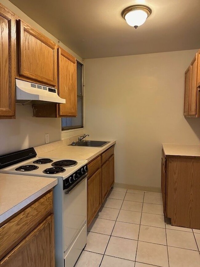 Building Photo - 2nd Floor 1 Bed 1 Bath Apt Located On 2nd ...