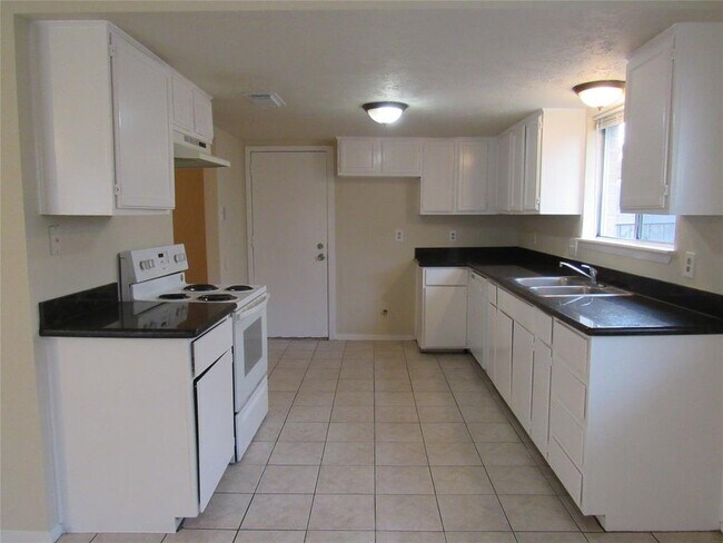 Building Photo - 8402 Twin Lamps Ln