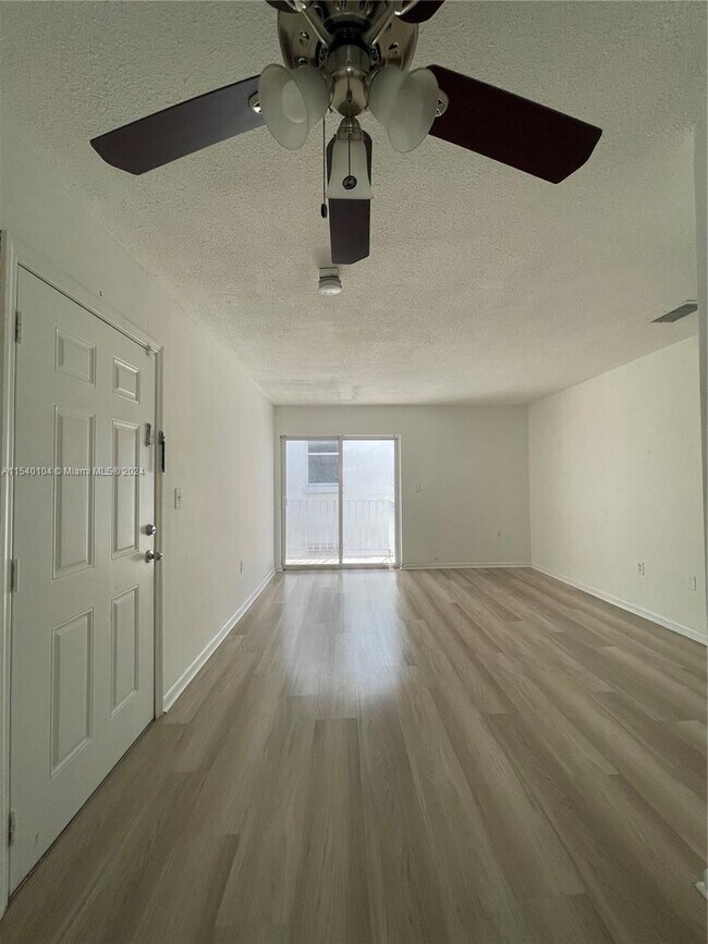Foto del edificio - 570 NE 63rd St
