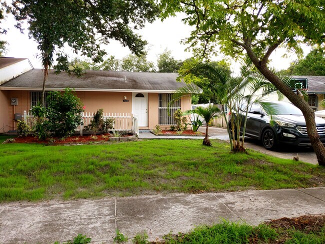 Building Photo - 8552 Briar Grove Cir