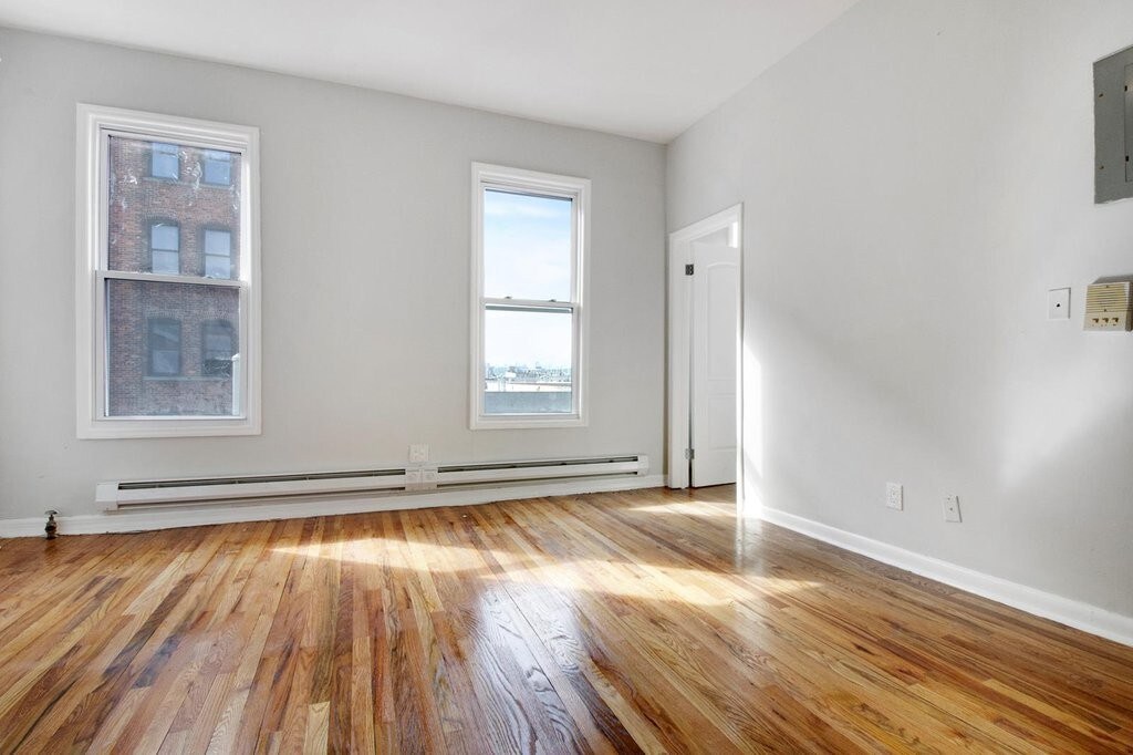 Foto principal - 727 E 136th St