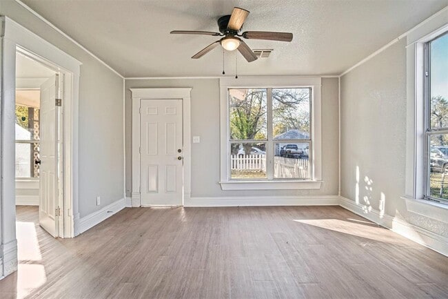 Foto del edificio - 907 N McKinley Ave