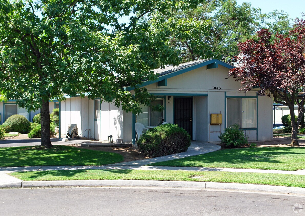 Primary Photo - 3045 W Pontiac Way