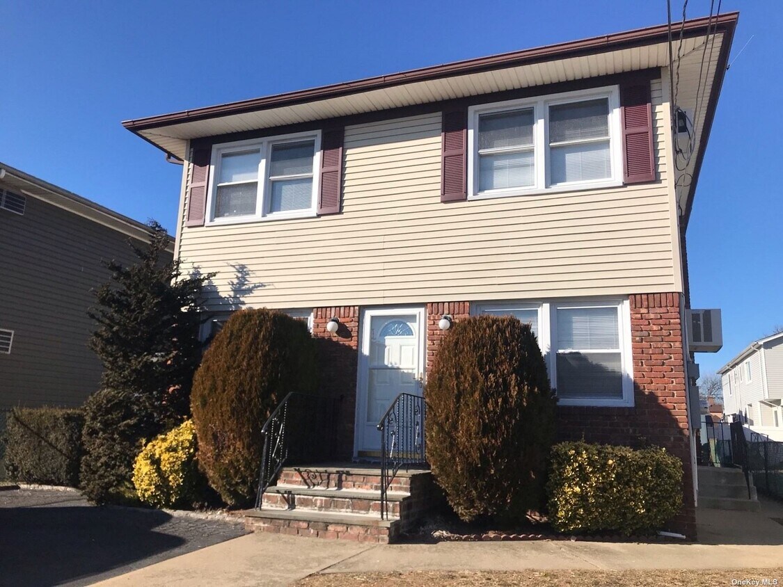 7 Yennicock Ave Unit 2nd Fl, Port Washington, NY 11050 Room for Rent
