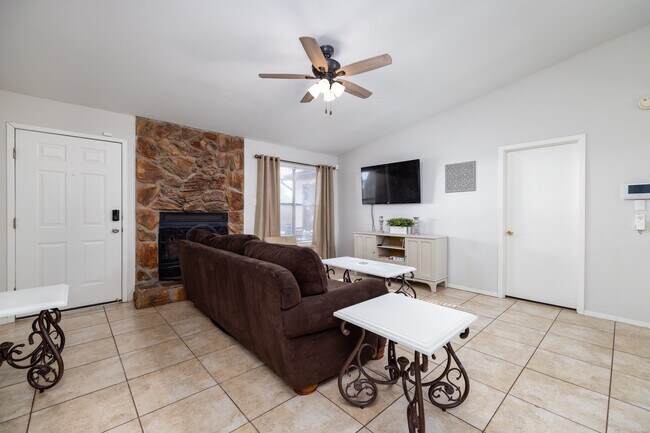 Foto del edificio - 3801 Green Meadow Dr
