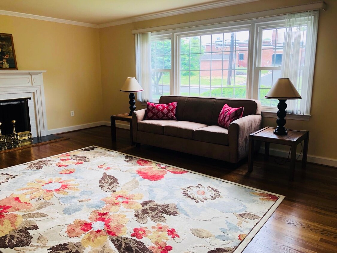 Foto principal - 9005 Eugene Dr