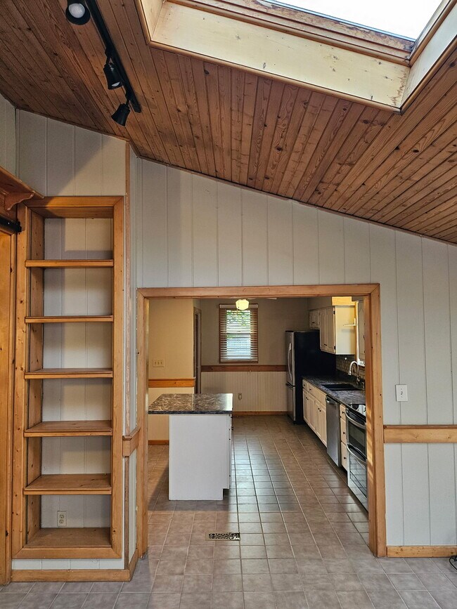 Comedor y cocina - 3530 Kroger Ave