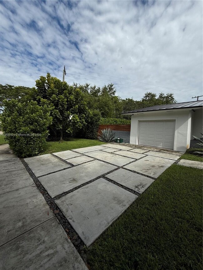 Foto del edificio - 675 NE 93rd St