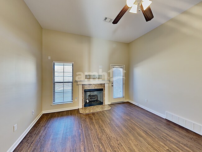 Foto del edificio - 8716 Nuthatch Ln