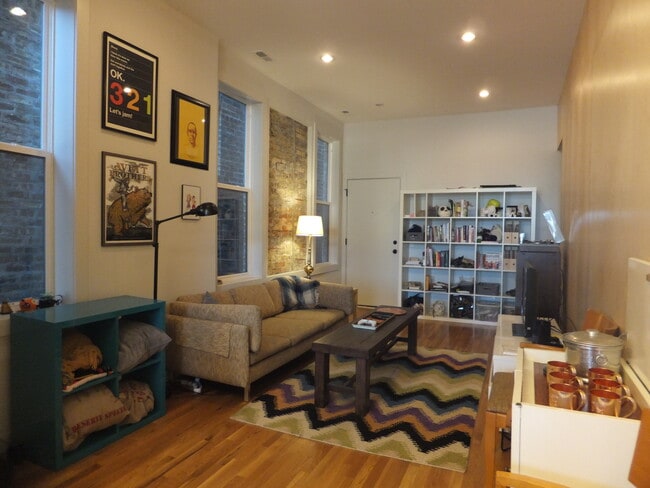 Building Photo - 1135 N Damen Ave