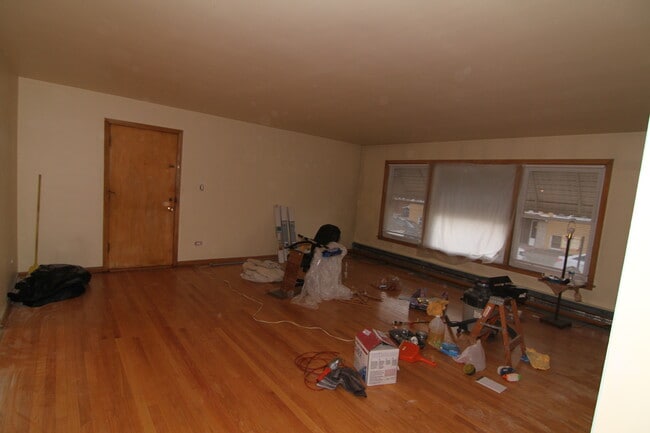 Living room before was painted - 3555 N Neva Ave
