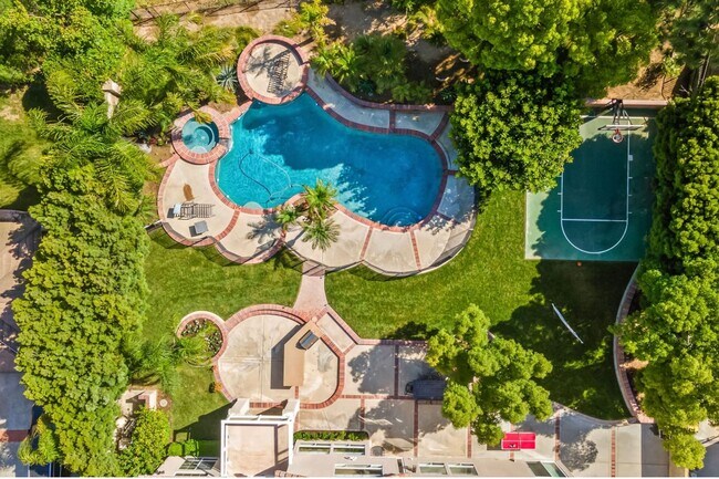Foto del edificio - Exquisite Designer 4 Bedroom Home for Rent