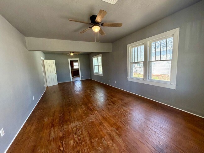 Foto del edificio - 3 Bedroom and 1 Bathroom Home in Shawnee for rent