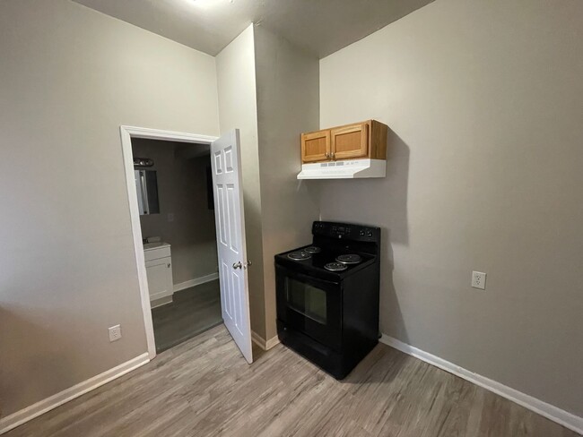 Building Photo - 3 bedroom 2 bathroom renovated house avail...