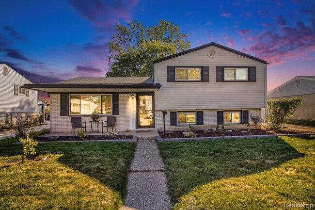 Building Photo - 2240 Camel Dr