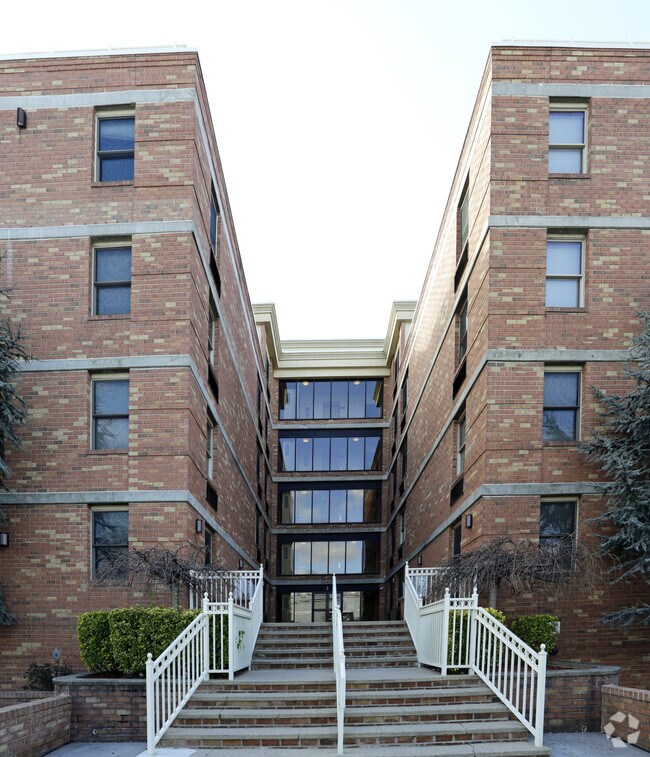 Peninsula Court Apartments Bayonne, NJ