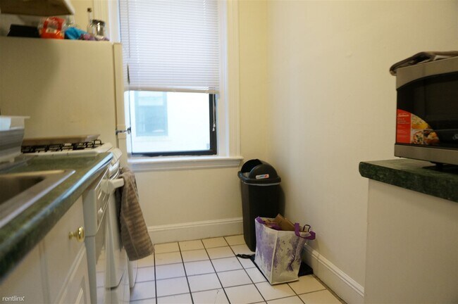 Foto del edificio - 2 br, 1 bath  - 3 Carol Ave Apt 104 4