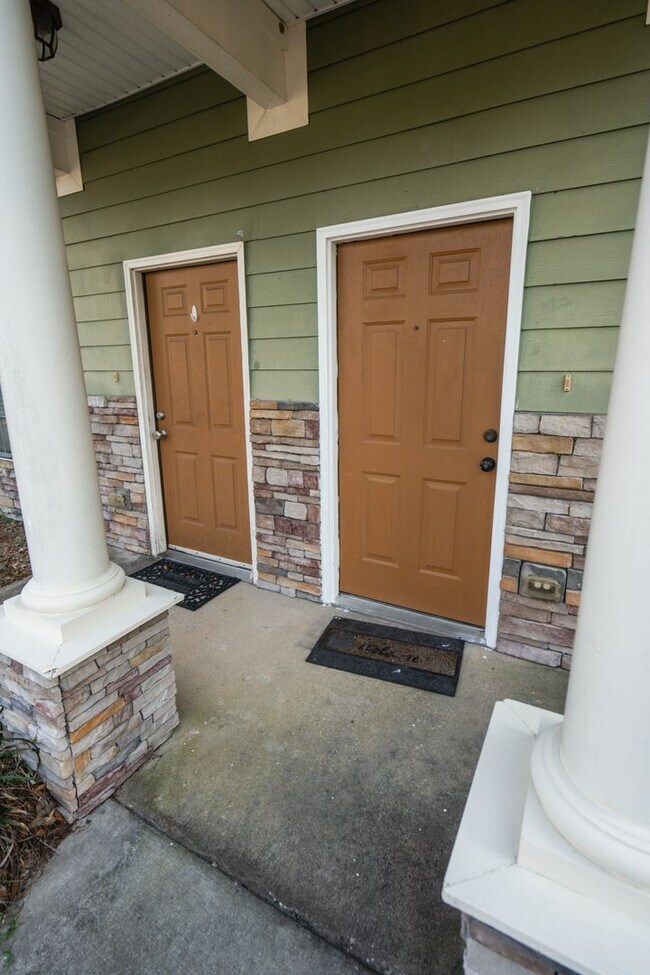 Foto del edificio - Super cute 3 Bedroom/3Bathroom Townhome in...