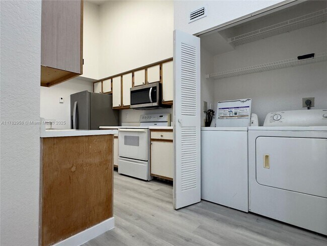 Foto del edificio - 2880 N Oakland Forest Dr
