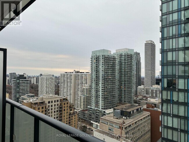 Photo du bâtiment - 185 Roehampton Ave