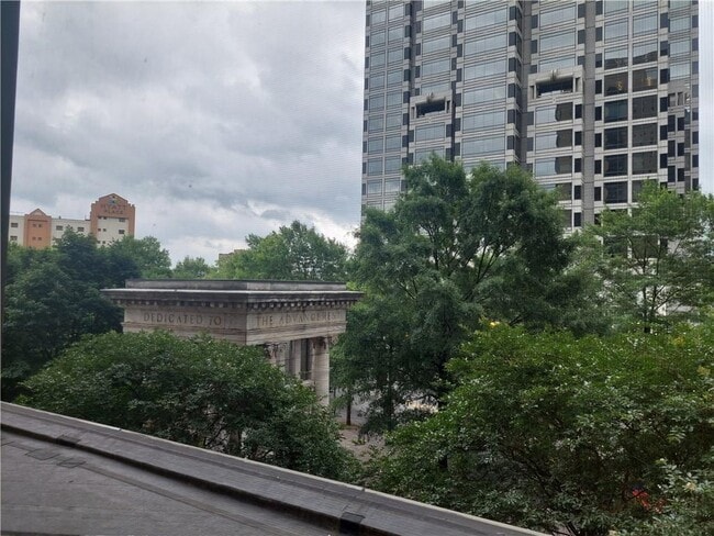Foto del edificio - 300 W Peachtree St NW