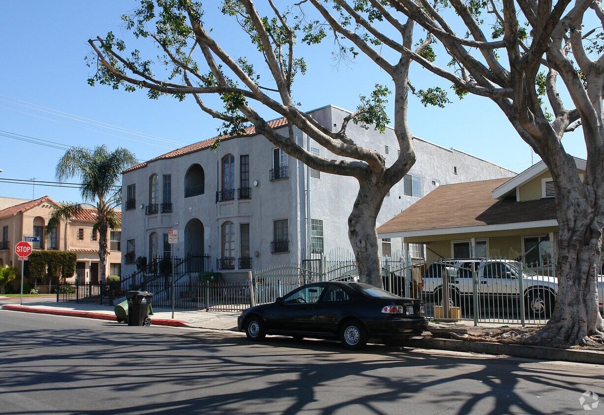 Building Photo - 556 N Oxford Ave