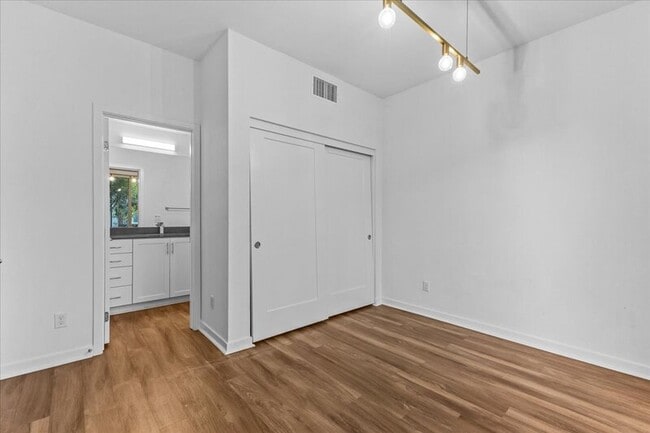 Building Photo - 147 Placemark