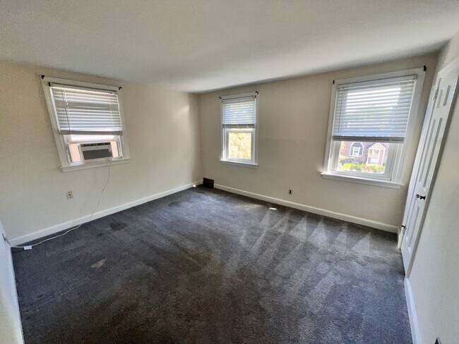 Foto del edificio - Massive 3 Bedroom Twin Home with Washer/Dr...