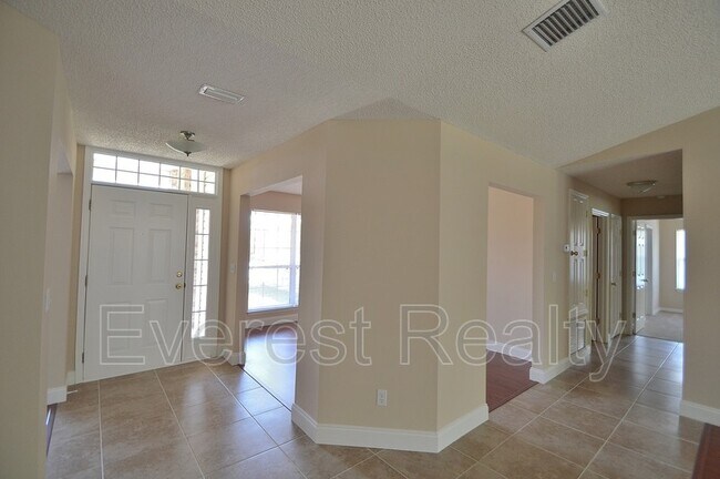 Building Photo - 30 Lancelot Dr