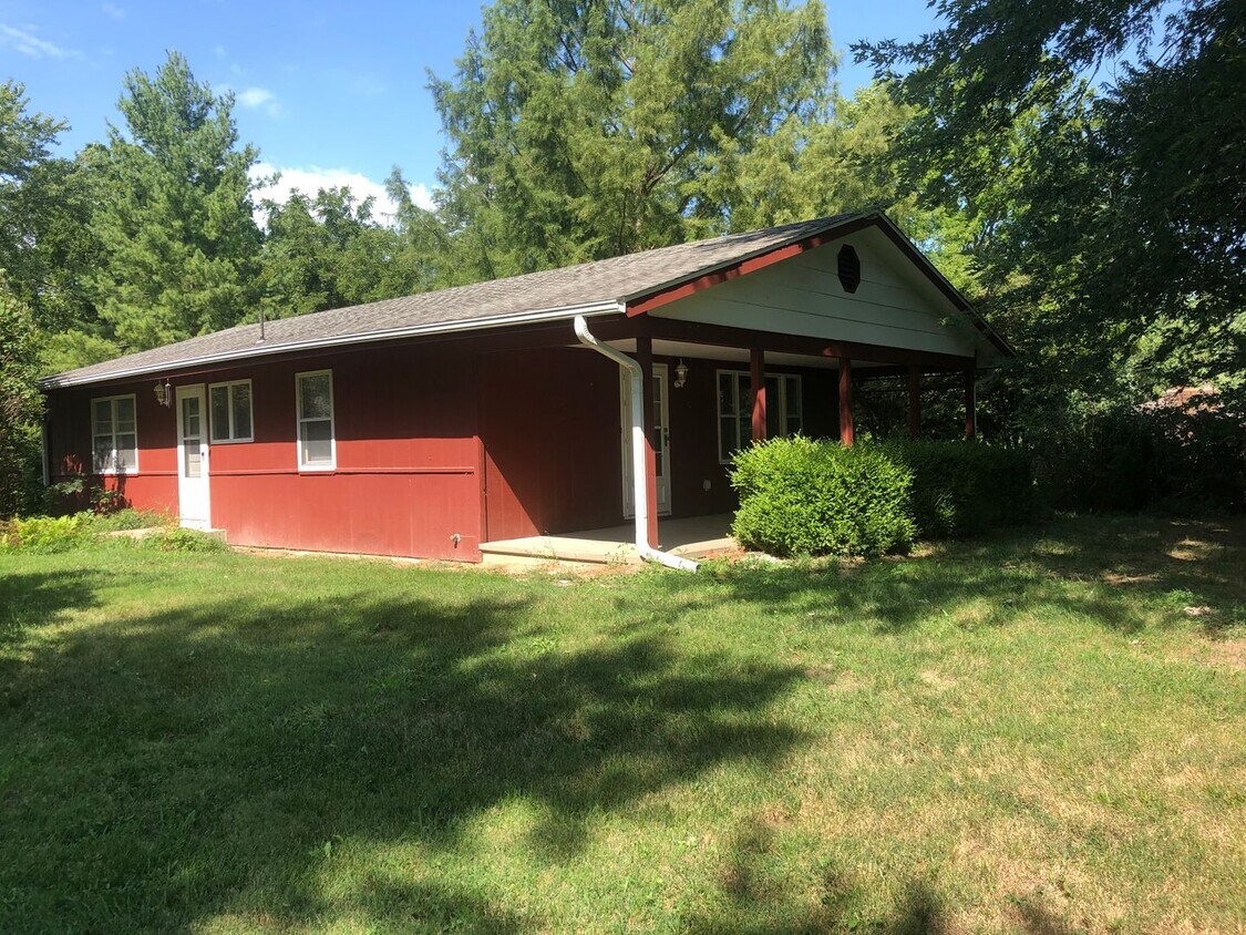 Primary Photo - Quaint 2 bedroom perched atop 1.7 wooded a...