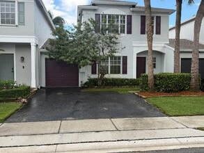 Building Photo - 9661 Santa Rosa Dr