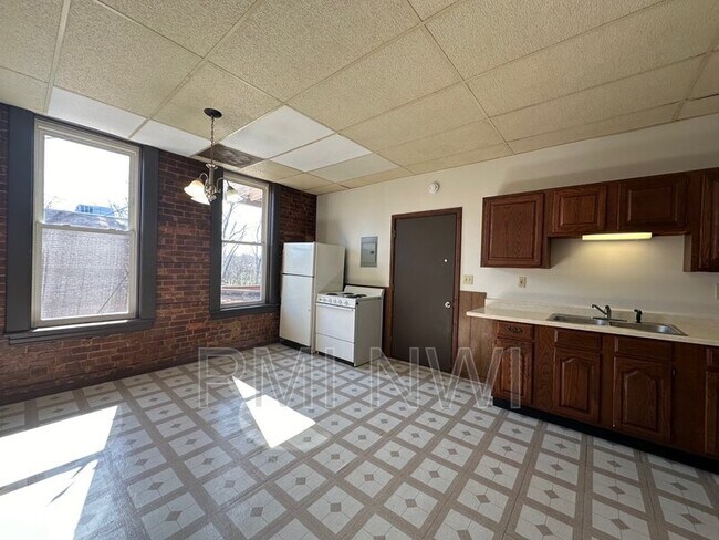 Building Photo - 416 E Commercial Ave