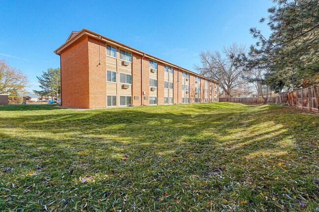 Nuestro exuberante cinturón verde ofrece un refugio tranquilo a solo unos pasos de su puerta. - Glen Ridge Apartments
