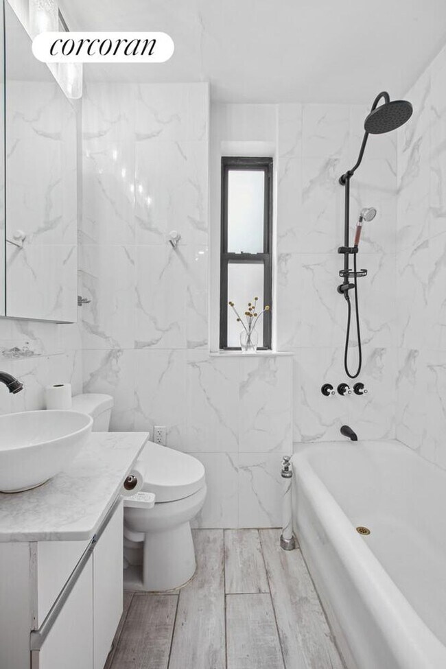 Foto del edificio - 461 W 44th St