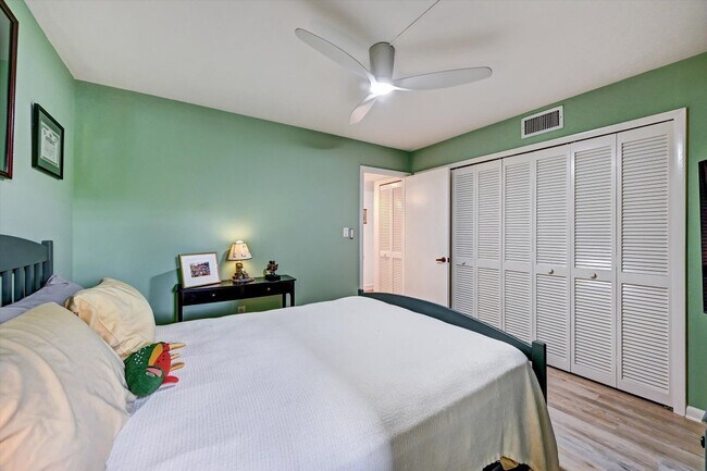 Foto del edificio - 4821 S Landings Dr