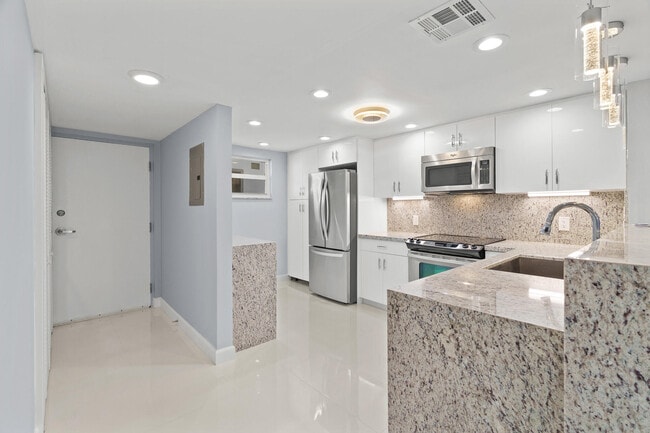 Building Photo - 3580 S Ocean Blvd