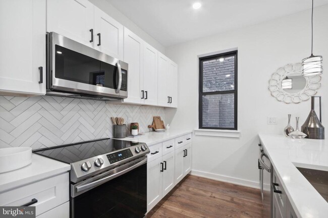 Foto del edificio - 6211 Woodbine Ave
