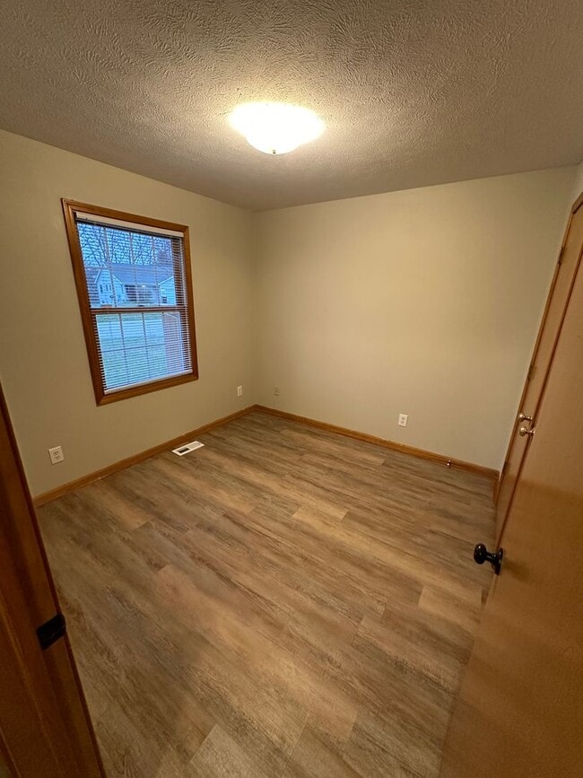 Building Photo - 904 Vos St