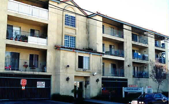 Building Photo - Hampton Court Apartments