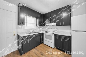 Building Photo - 337 Railroad St