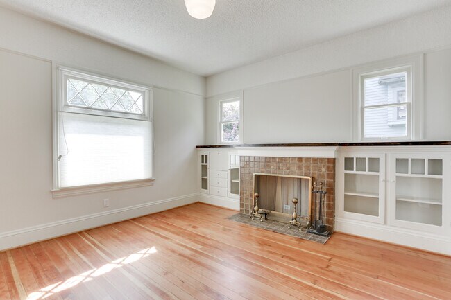 Living Room - 3817 N Borthwick Ave