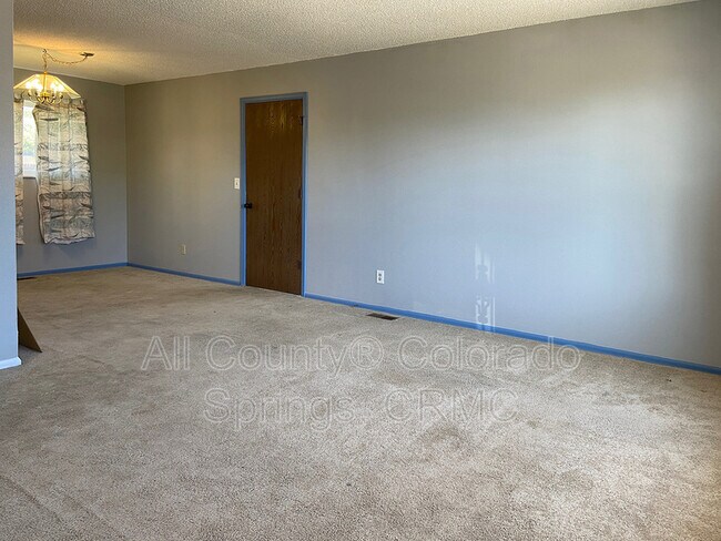 Foto del edificio - 6680 Parkridge Ct