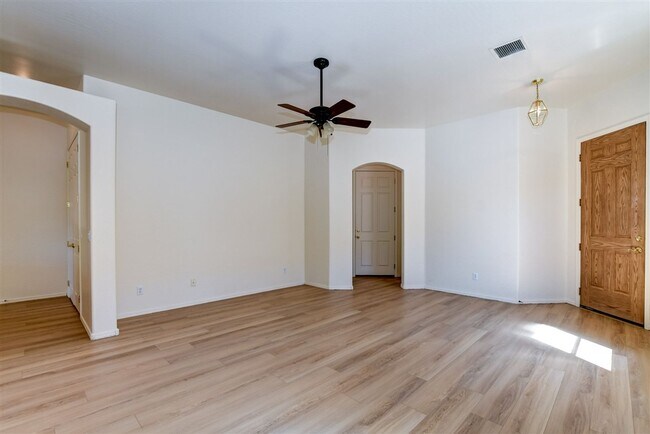 Building Photo - 3 Bed, 2 Bath, 2 Car Garage For Rent in Gr...