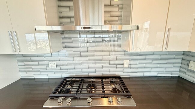 Building Photo - Modern Elegance with Breathtaking Views in the Portola District!