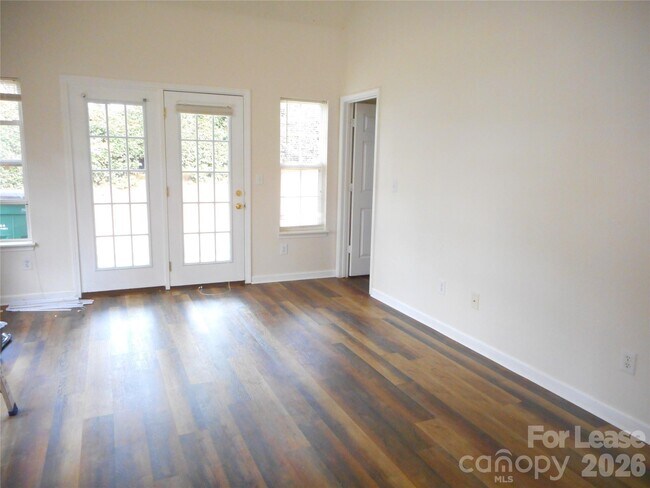 Foto del edificio - 1957 University Heights Ln