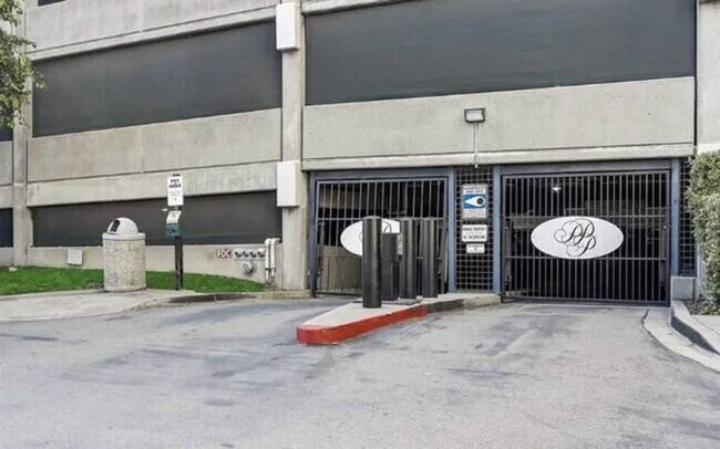 Building Photo - Unfurnished Move-In ready 1 Bedroom/ 1 Bat...