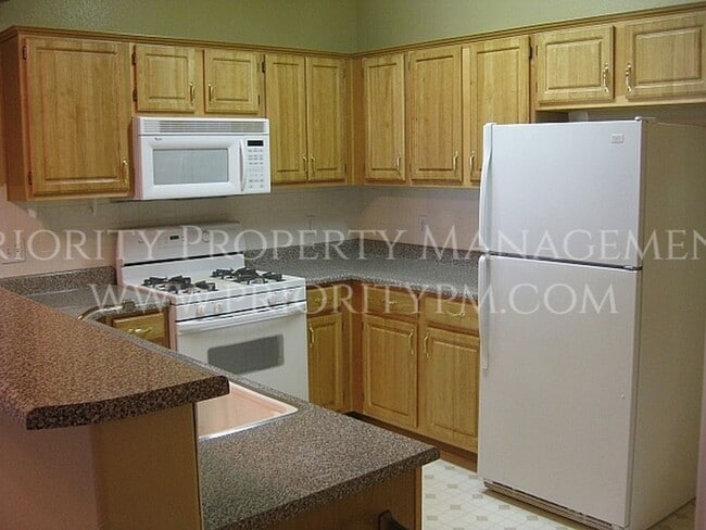 Building Photo - Beautiful 2 bedroom Morgyn Ridge Condo w/g...
