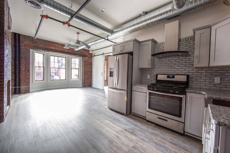 Primary Photo - 490 Pearl St